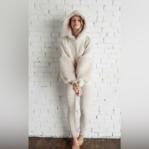 Women's Cream Hooded Sweater medium express one eleven faux fur cozy Christmas - Picture 5 of 10